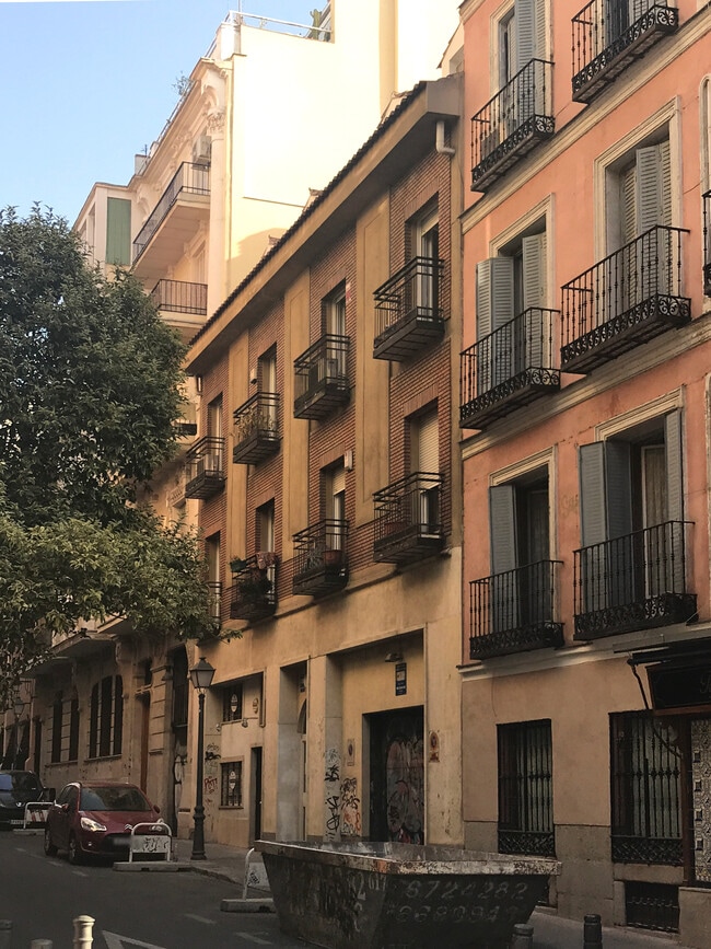 Más detalles de Calle de Larra, 10, Madrid - Edificio residencial​ en venta
