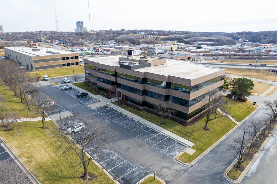 10 E Cambridge Cir, Kansas City, KS en alquiler - Foto del edificio - Imagen 1 de 33