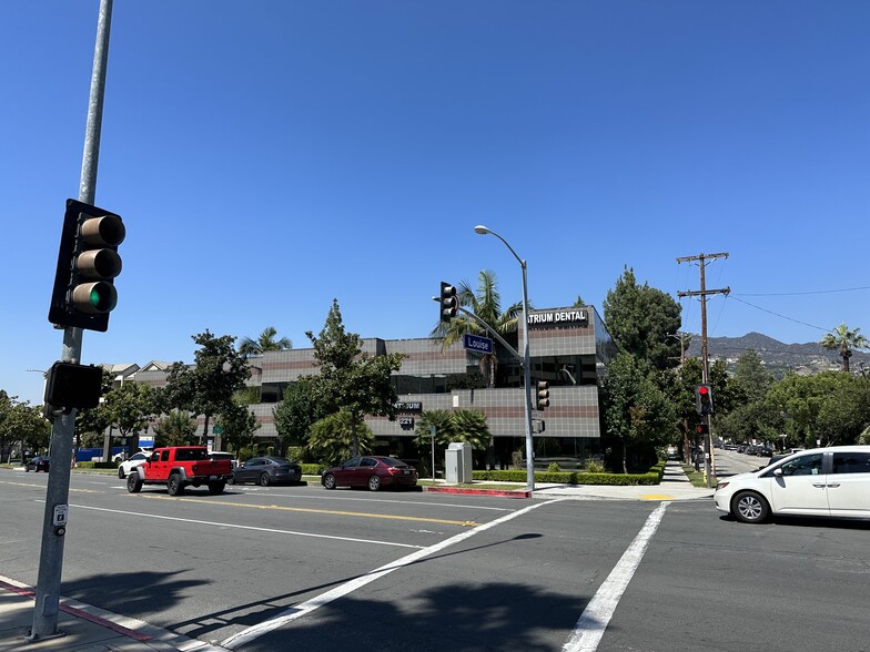 221 E Glenoaks Blvd, Glendale, CA en alquiler - Foto del edificio - Imagen 1 de 12