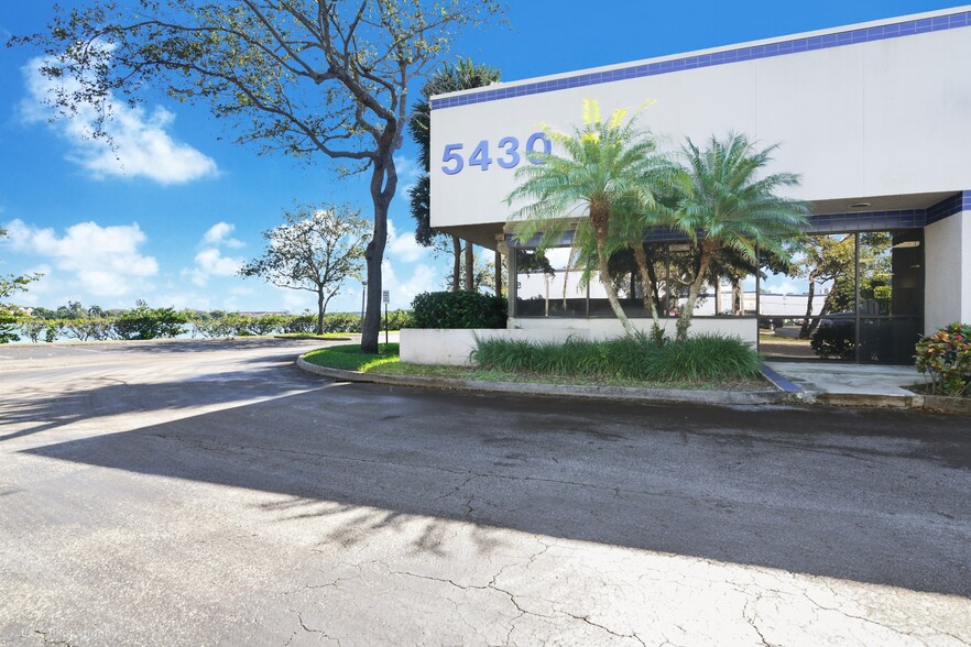 5410-5430 NW 33rd Ave, Fort Lauderdale, FL en alquiler - Foto del edificio - Imagen 2 de 5