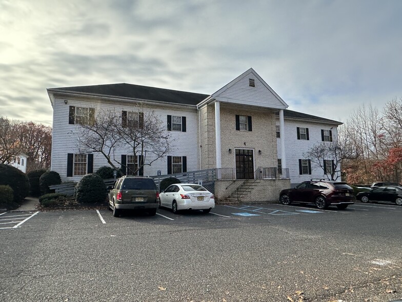 670 N Beers St, Holmdel, NJ en alquiler - Foto del edificio - Imagen 1 de 2