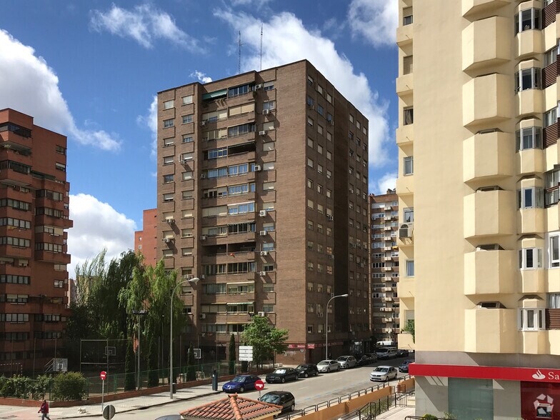 Calle de Sangenjo, 16, Madrid, Madrid en alquiler - Foto del edificio - Imagen 2 de 2