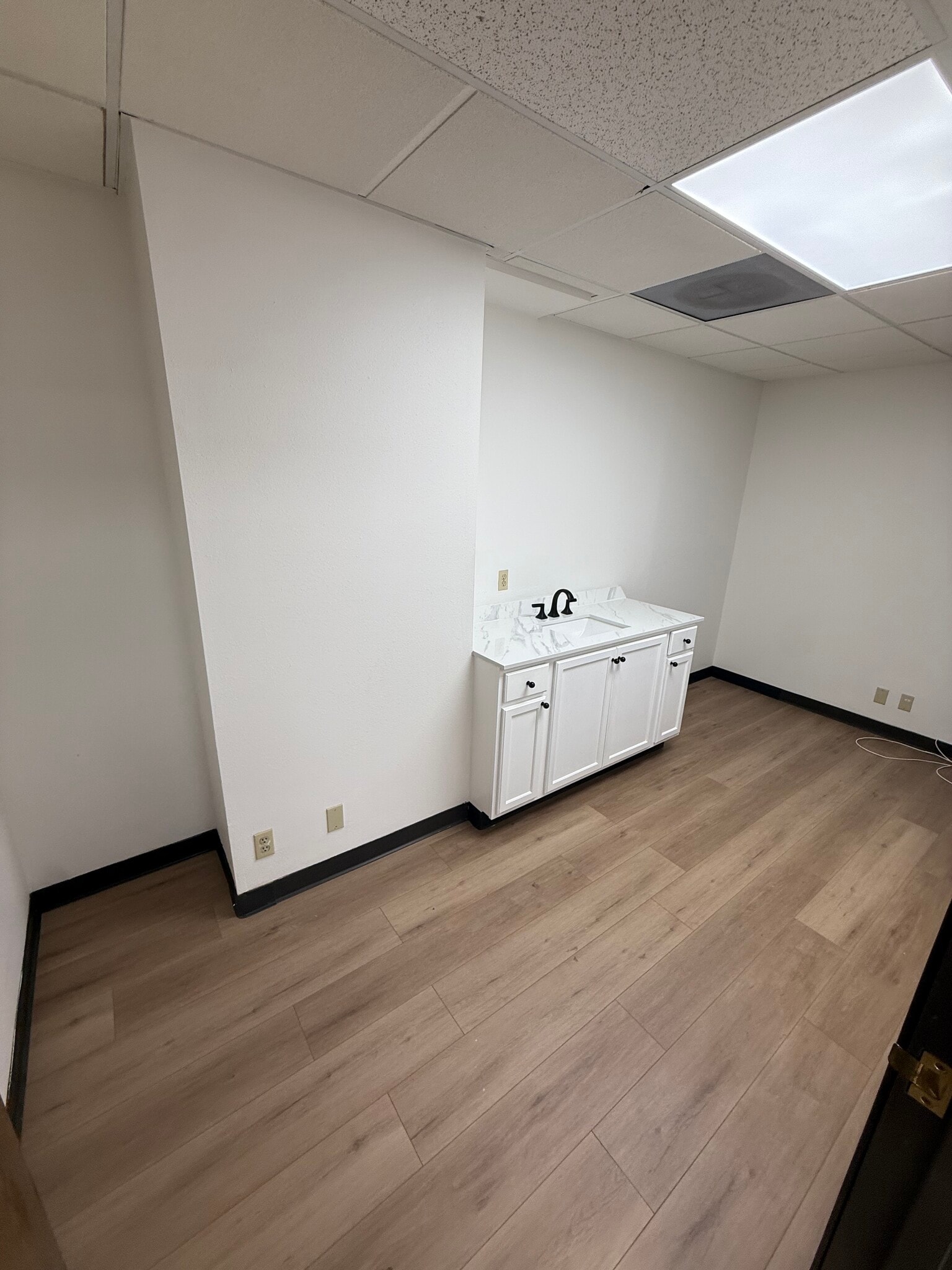 15545 Devonshire St, Mission Hills, CA en alquiler Foto del interior- Imagen 1 de 4