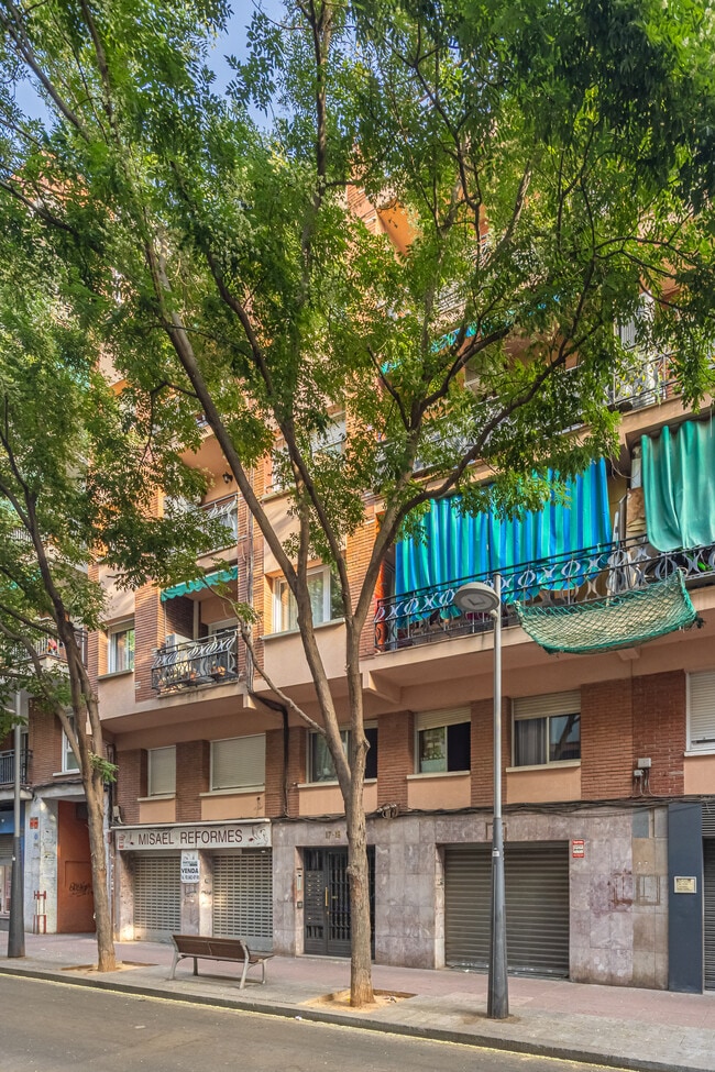 Más detalles de Carrer De Pere Sanfeliu, 17-19, Barberà del Vallès - Edificio residencial​ en venta
