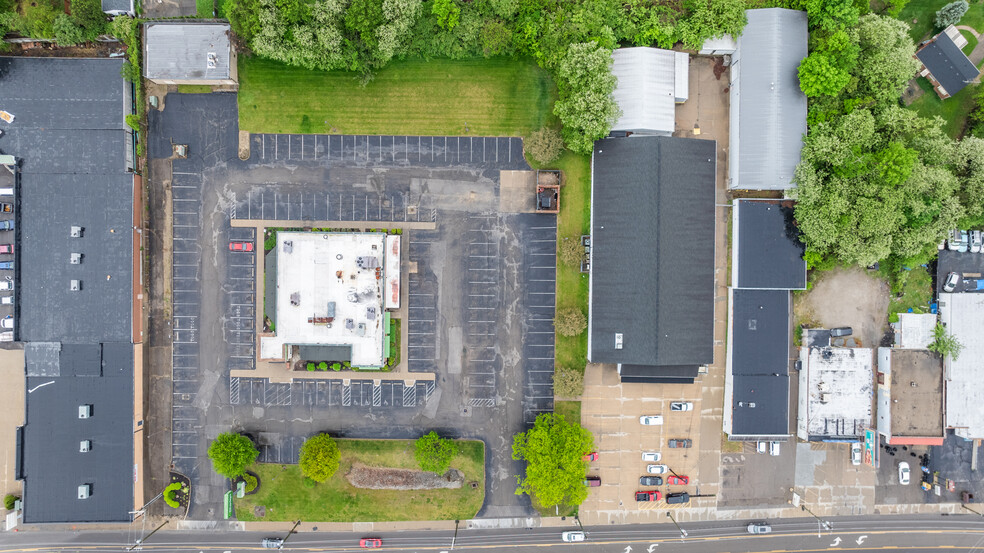 3 Adjacent Buildings on Crookshank Rd cartera de 2 inmuebles en venta en LoopNet.es - Foto del edificio - Imagen 3 de 11