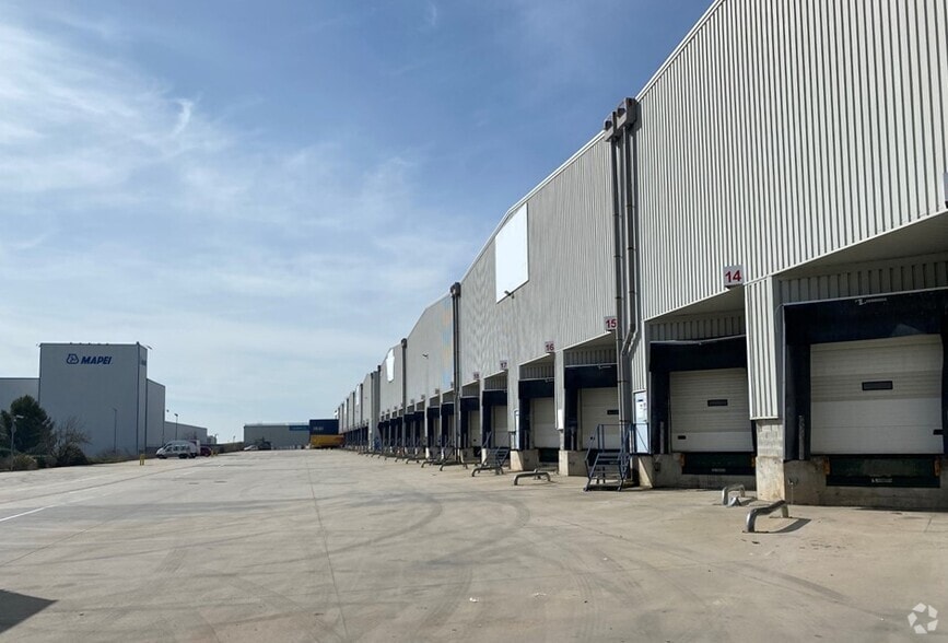 Calle Tesoro, 1, Cabanillas del Campo, Guadalajara en alquiler - Foto del edificio - Imagen 2 de 4