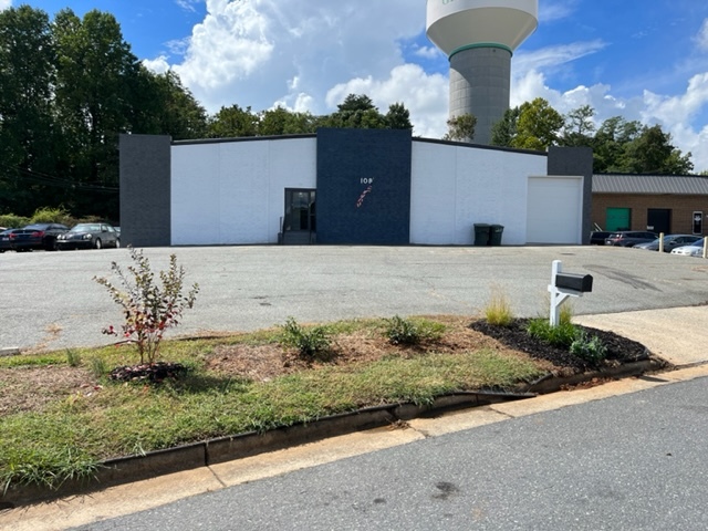 108 S Walnut Cir, Greensboro, NC en venta - Foto del edificio - Imagen 2 de 22