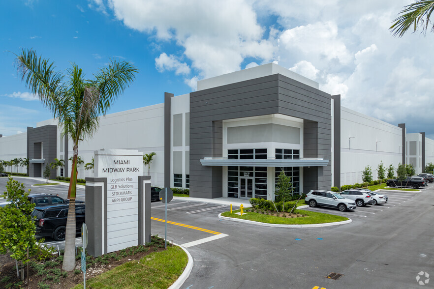 9535 NW 174th St, Hialeah, FL en alquiler - Foto del edificio - Imagen 1 de 23