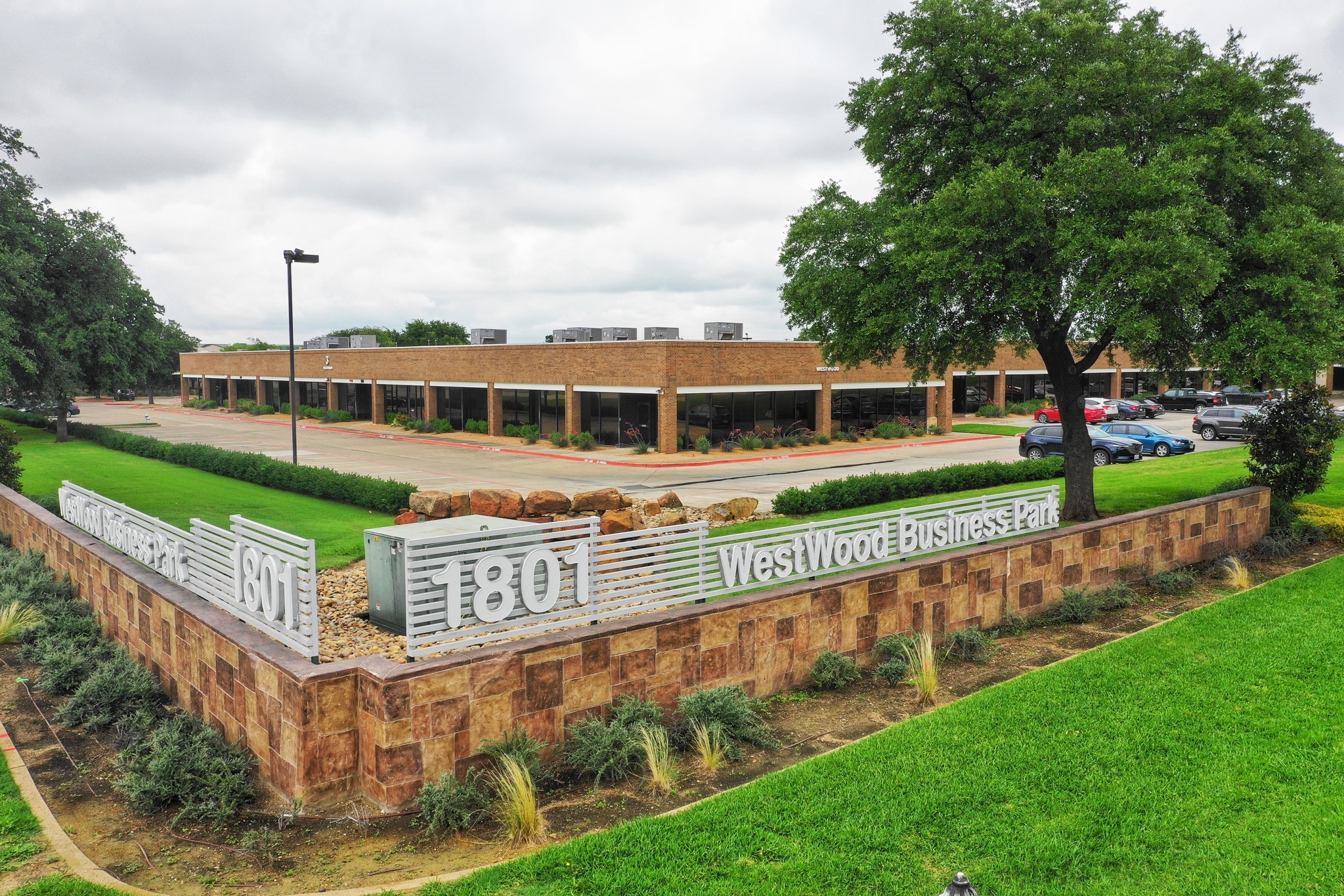 1801 Royal Ln, Farmers Branch, TX en alquiler Foto del edificio- Imagen 1 de 18