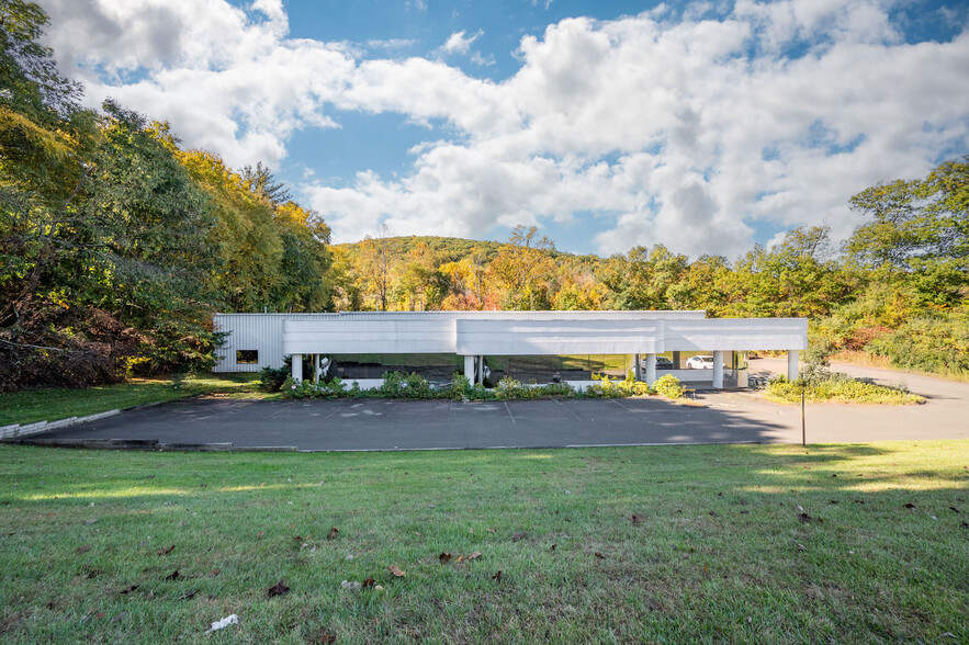 8 Francis J Clarke Cir, Bethel, CT en alquiler - Foto del edificio - Imagen 1 de 6