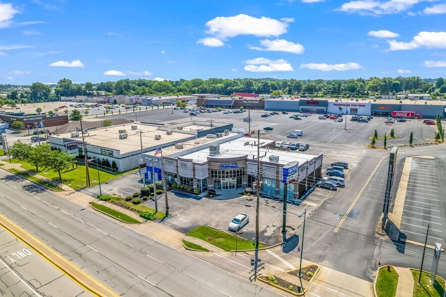 504 E Lewis and Clark Pky, Clarksville, IN en alquiler - Foto del edificio - Imagen 3 de 13