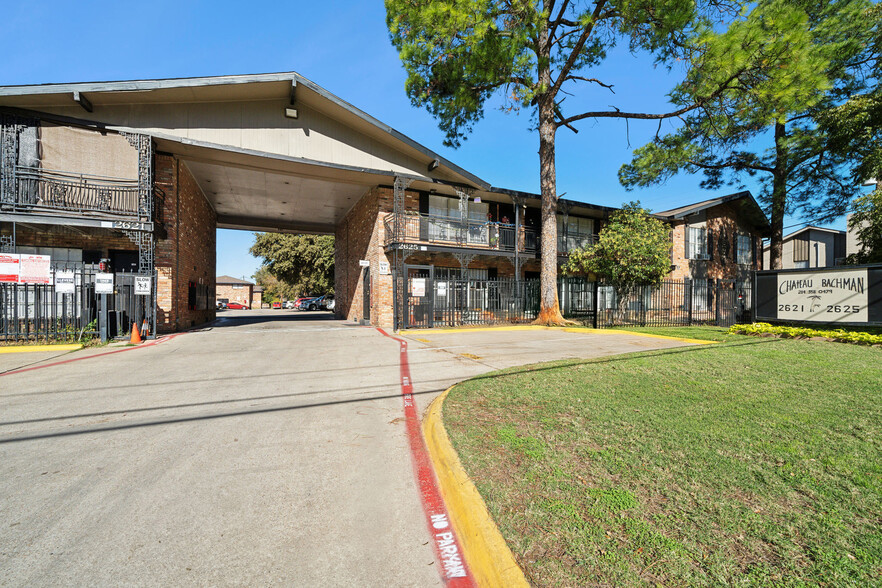 2621-2625 Webb Chapel Ext, Dallas, TX en venta - Foto del edificio - Imagen 2 de 37