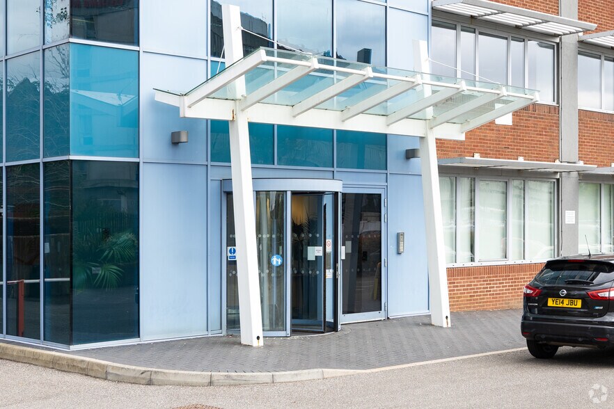 Station Way, Crawley en alquiler - Foto del edificio - Imagen 2 de 3