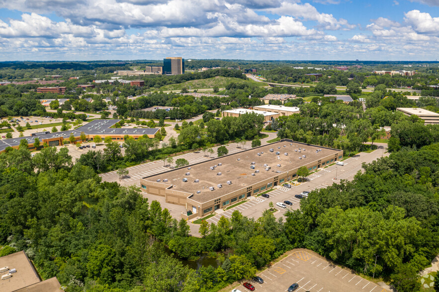 6455 Flying Cloud Dr, Eden Prairie, MN en alquiler - Foto del edificio - Imagen 2 de 5