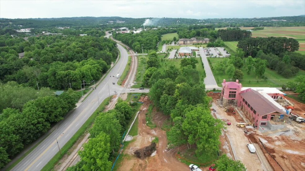 2828 N Mansfield Ave, Fayetteville, AR en alquiler - Vídeo aéreo - Imagen 2 de 22