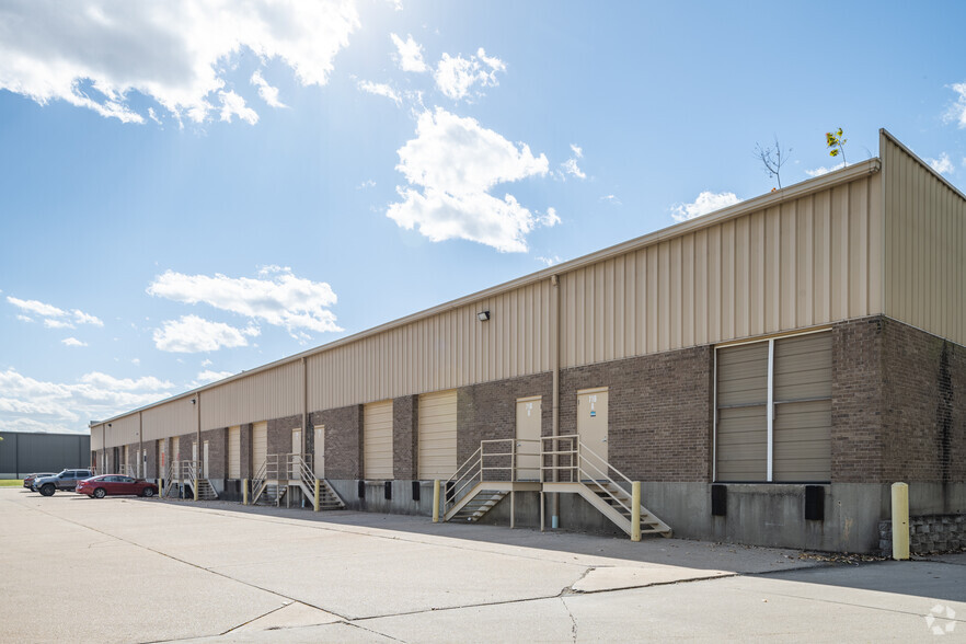 716 Crown Industrial Ct, Chesterfield, MO en alquiler - Foto del edificio - Imagen 2 de 4