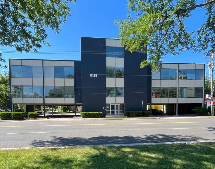 5135 Golf Rd, Skokie, IL en venta - Foto del edificio - Imagen 1 de 18