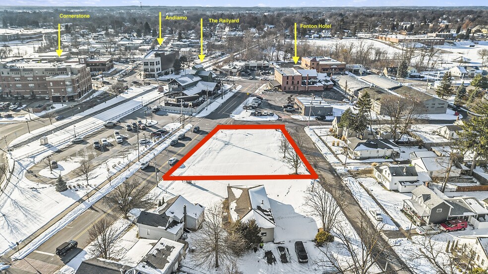 218 Walnut St, Fenton, MI en venta - Vista aérea - Imagen 1 de 7