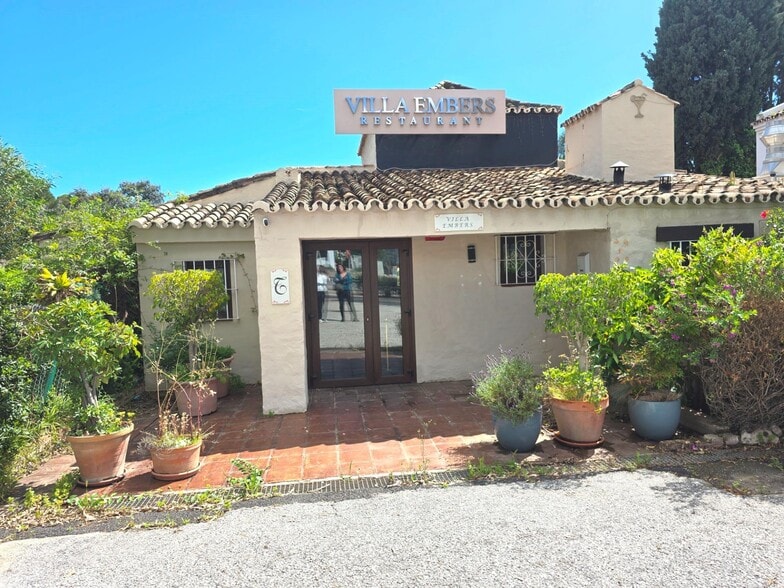 Local en Estepona, Málaga en venta - Foto del edificio - Imagen 2 de 19