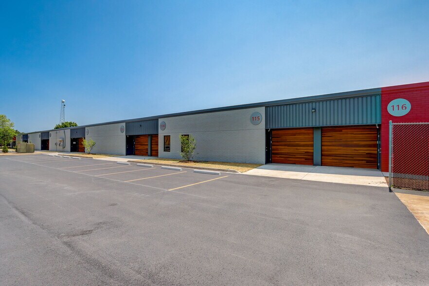 8949 N Deerbrook Trl, Brown Deer, WI en venta - Foto del edificio - Imagen 3 de 39