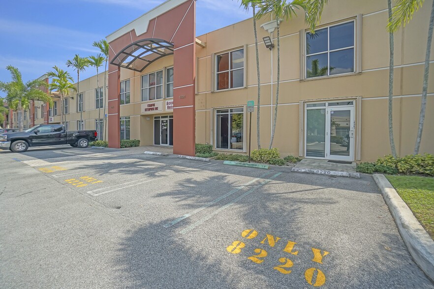 8304 NW 30th Ter, Doral, FL en alquiler - Foto del edificio - Imagen 2 de 26