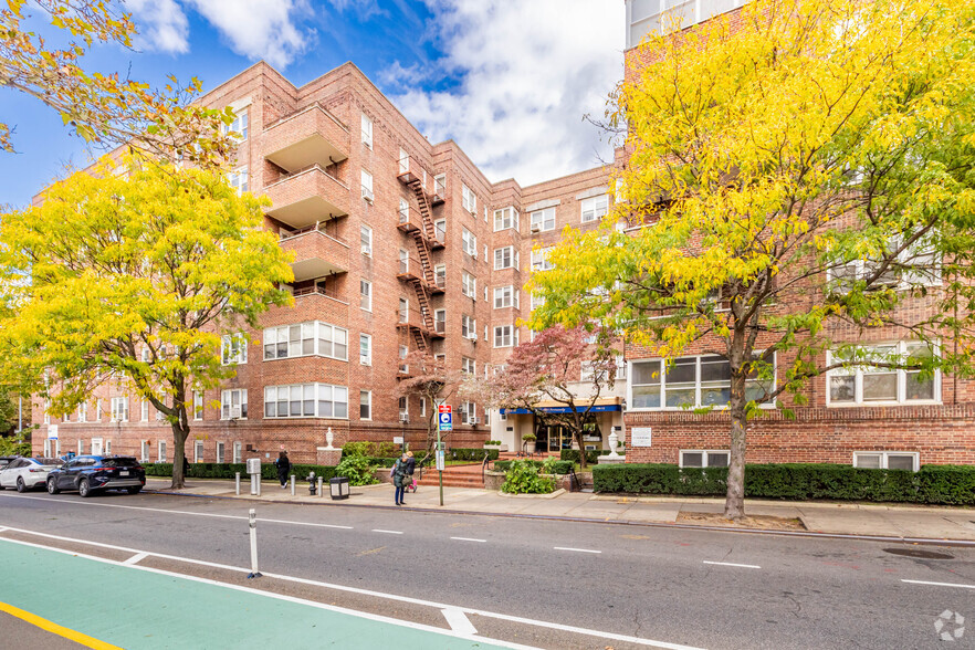 10615 Queens Blvd, Forest Hills, NY en venta - Foto del edificio - Imagen 3 de 7