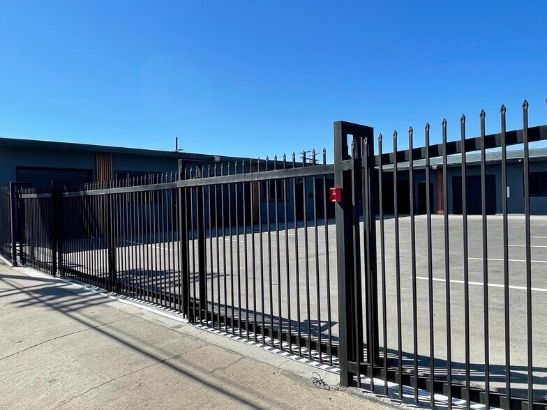 15922 Strathern St, Van Nuys, CA en alquiler - Foto del edificio - Imagen 3 de 8