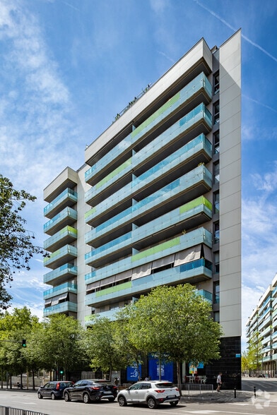 Edificio residencial en Cornellà de Llobregat, Barcelona en venta - Foto del edificio - Imagen 2 de 2