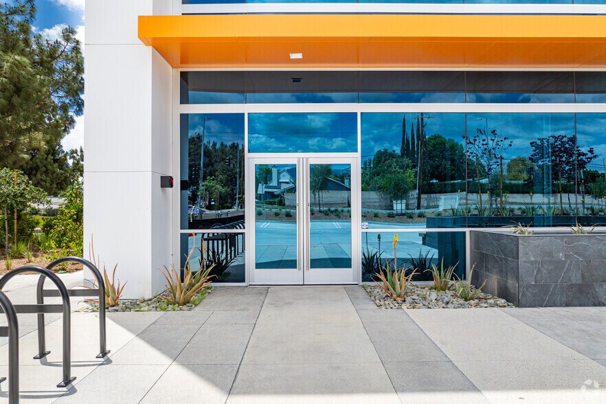 19900 Plummer St, Chatsworth, CA en alquiler - Foto del edificio - Imagen 3 de 10