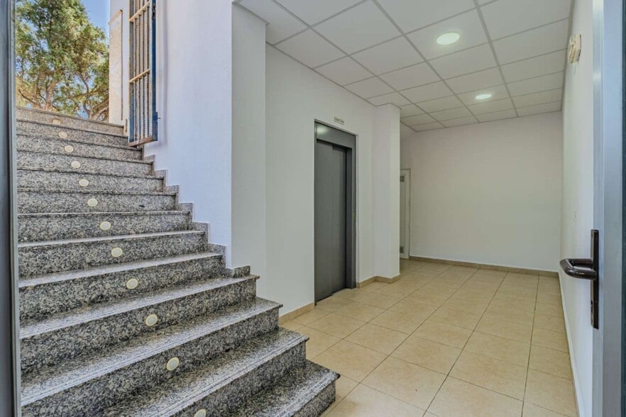 Local en Torrevieja en venta - Vestíbulo - Imagen 2 de 10