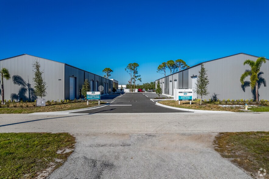 2211 Whitfield Park Loop, Sarasota, FL en venta - Foto del edificio - Imagen 3 de 7