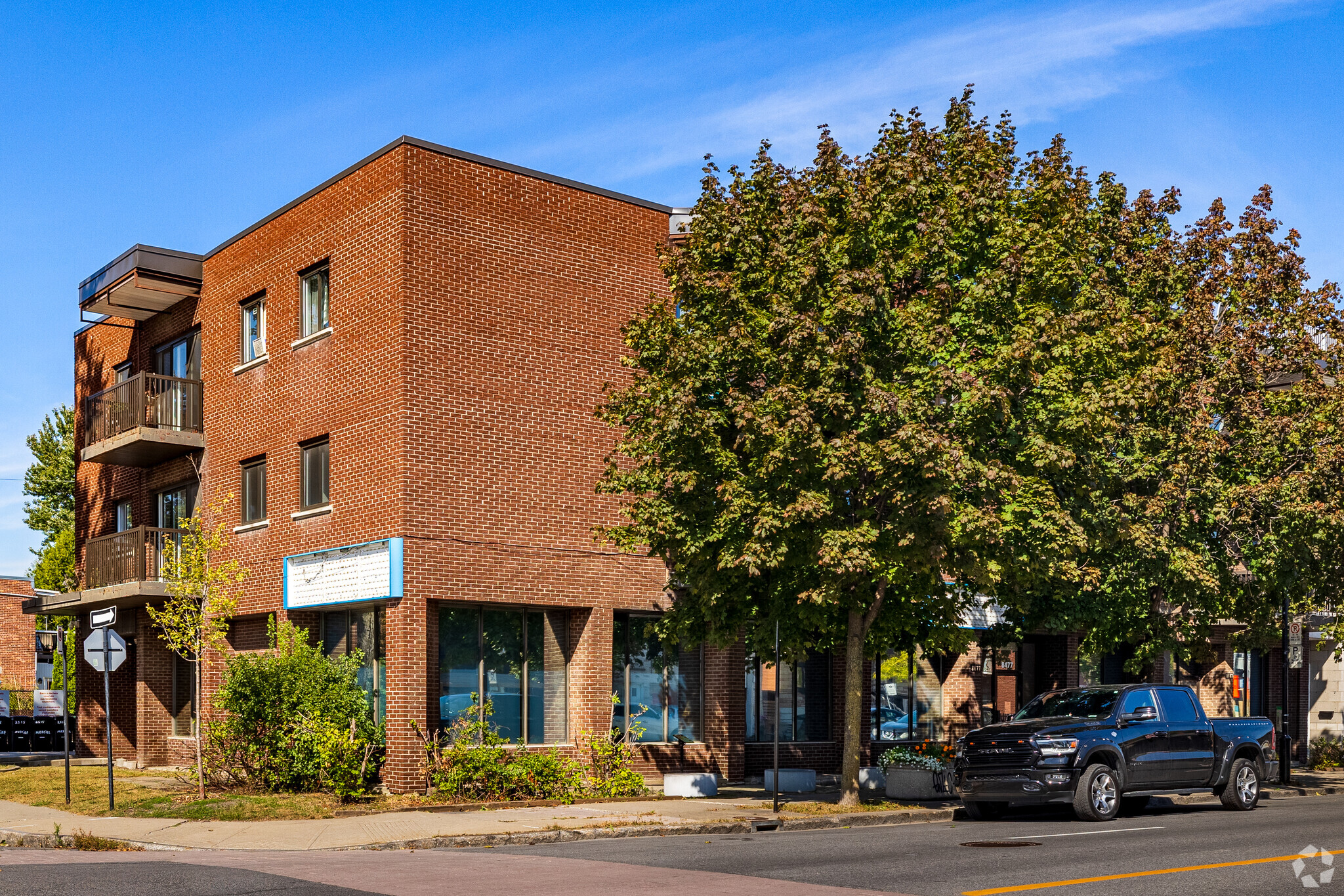 8477 Rue Hochelaga, Montréal, QC en alquiler Foto del edificio- Imagen 1 de 20