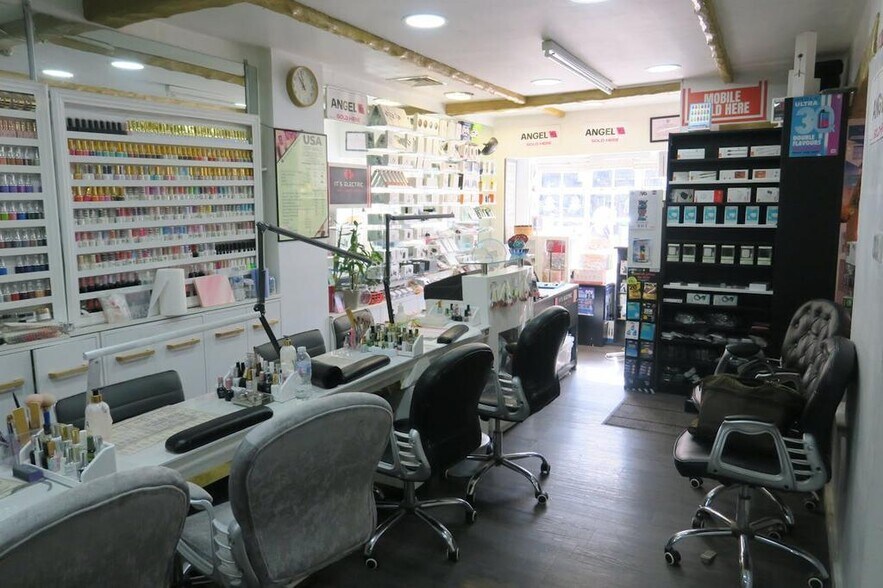 Uxbridge Rd, Pinner en alquiler - Foto del edificio - Imagen 2 de 3