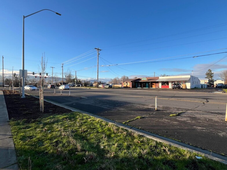 1252 W McAndrews Rd, Medford, OR en venta - Foto del edificio - Imagen 2 de 3