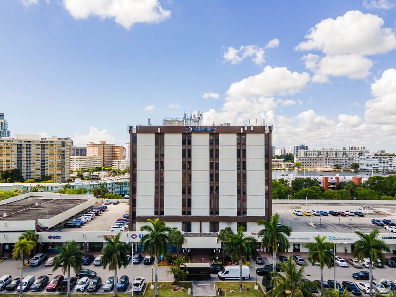 2500 E Hallandale Beach Blvd, Hallandale Beach, FL en alquiler - Foto del edificio - Imagen 2 de 23