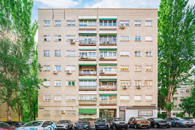 Más detalles de Calle de Cuevas de Almanzora, 50, Madrid - Edificio residencial​ en venta