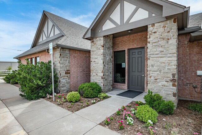 Más detalles de 9400 S I-35 Service Rd, Moore, OK - Oficina en venta