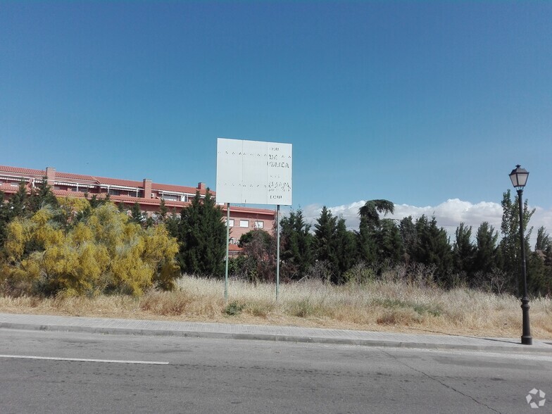 Avenida María Moliner, 4, Loeches, Madrid en venta - Foto del edificio - Imagen 2 de 2