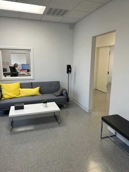 131 Gary Way, Ronkonkoma, NY en alquiler - Foto del interior - Imagen 3 de 11