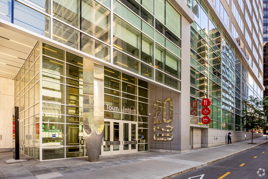 2020 Boul Robert-Bourassa, Montréal, QC en alquiler - Foto del edificio - Imagen 3 de 5