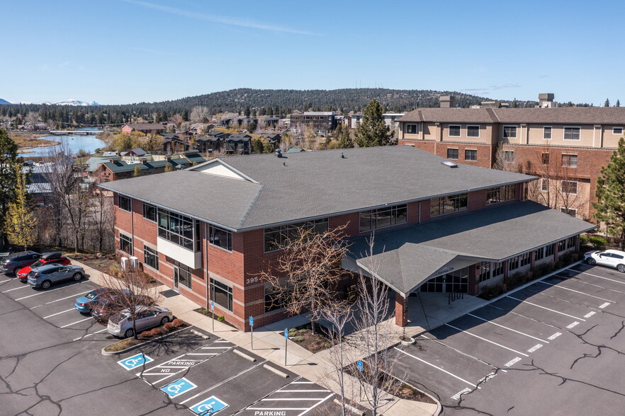 395 SW Bluff Dr, Bend, OR en alquiler - Foto del edificio - Imagen 1 de 29