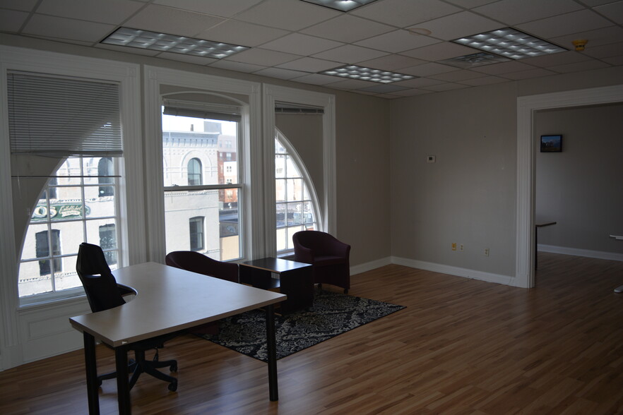 282 Moody St, Waltham, MA en alquiler - Foto del interior - Imagen 2 de 10