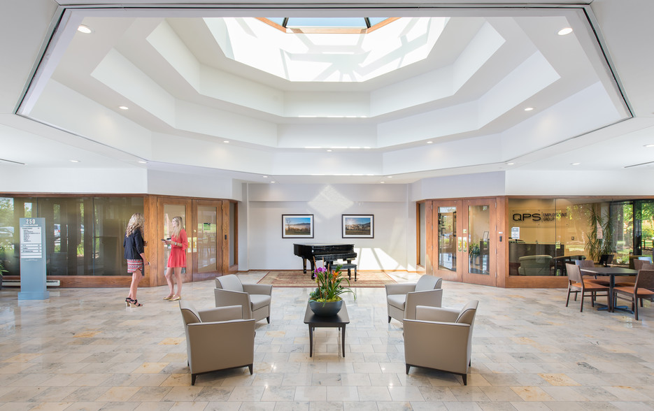 250 N Patrick Blvd, Brookfield, WI en alquiler - Lobby - Imagen 3 de 9