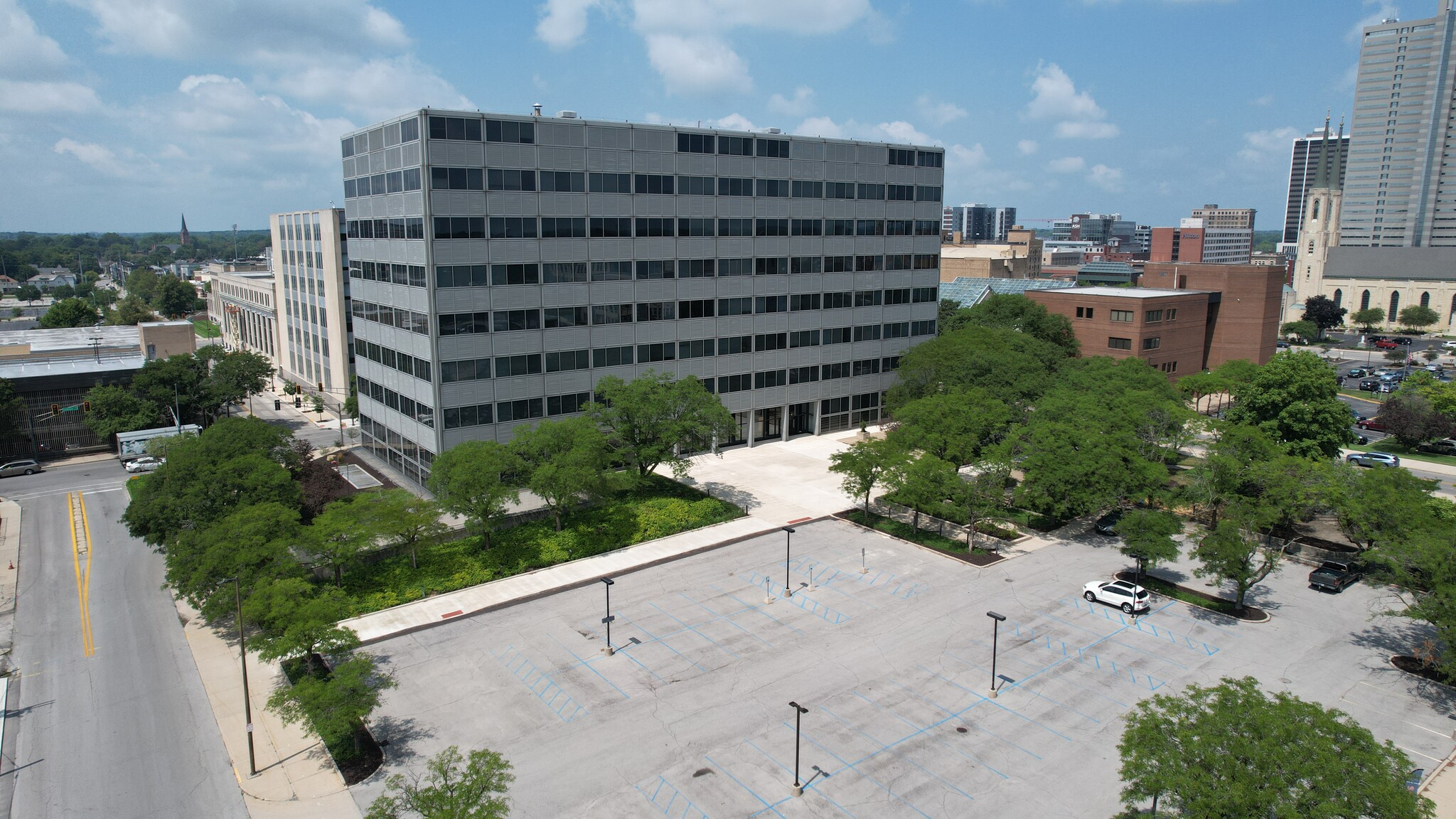 1300 S Clinton St, Fort Wayne, IN en alquiler Foto del edificio- Imagen 1 de 13