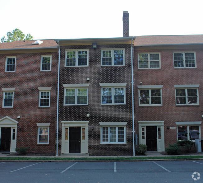 119 Rowell Ct, Falls Church, VA en alquiler - Foto principal - Imagen 1 de 2