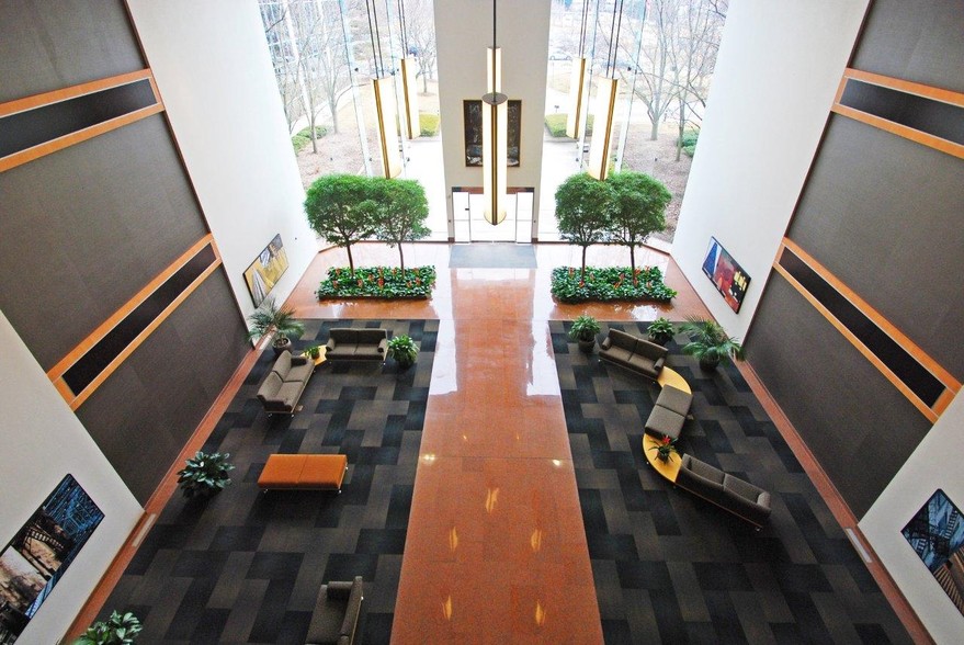 1050 Wilshire Dr, Troy, MI en alquiler - Lobby - Imagen 2 de 16