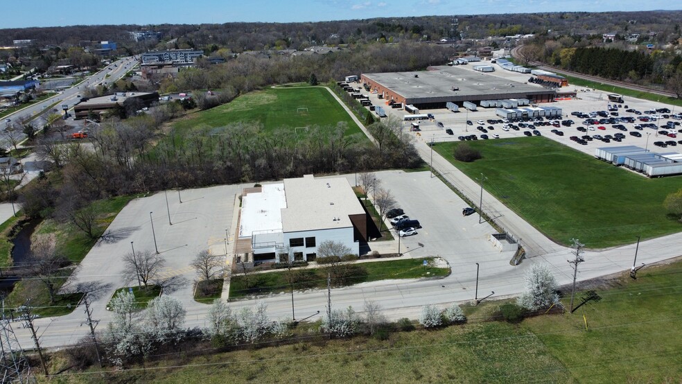 12500 W Bluemound Rd, Elm Grove, WI en alquiler - Foto del edificio - Imagen 2 de 7