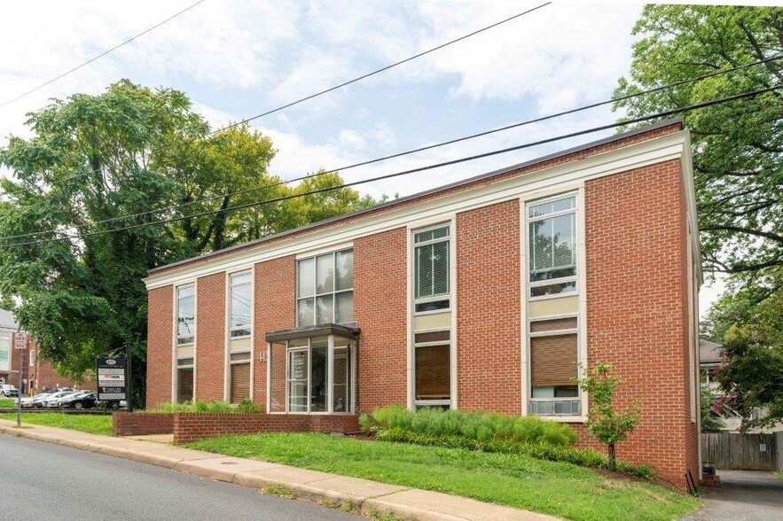 415 4th St NE, Charlottesville, VA en venta - Foto del edificio - Imagen 2 de 32