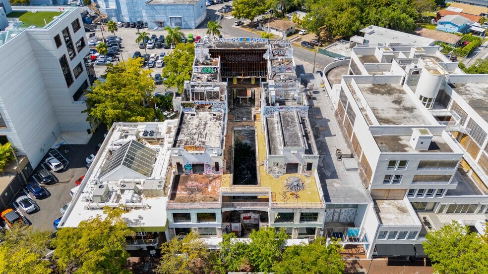 3120-3138 Commodore Plz, Coconut Grove, FL en venta - Foto del edificio - Imagen 1 de 18