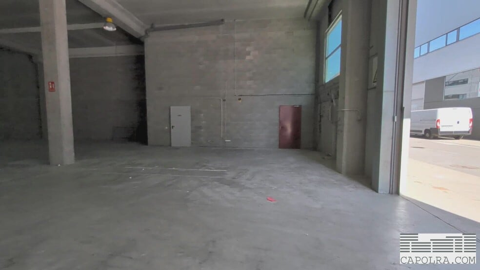Nave en Sant Feliu de Llobregat, Barcelona en venta - Vídeo de anuncio comercial - Imagen 2 de 40